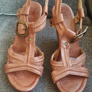 Frye Sage Trapunto sandals